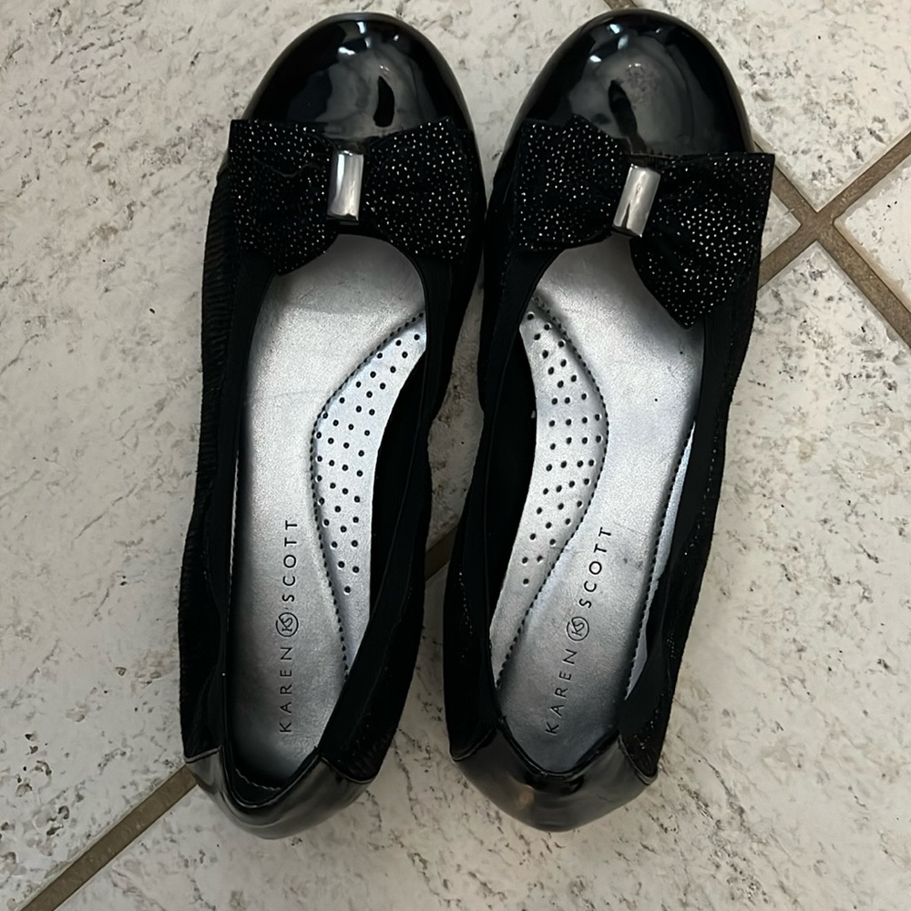 Karen Scott Women’s Rozetta fabric closed toe ballet flat